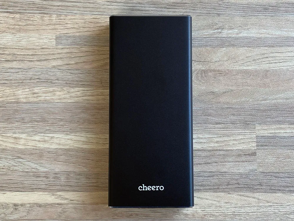 【cheero Power Plus 5 Premiumレビュー】60W高出力&20000mAh大容量バッテリーで3ポート同時充電!超高スペックなPD急速充電対応モバイルバッテリー|外観:シンプルなデザイン。 それでいてアルミ素材の光沢感がリッチな印象のcheero「Power Plus 5 Premium」。