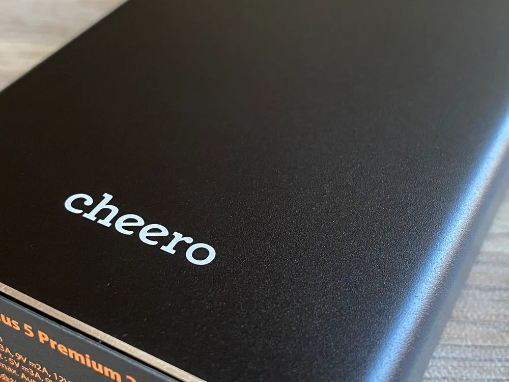 【cheero Power Plus 5 Premiumレビュー】60W高出力&20000mAh大容量バッテリーで3ポート同時充電!超高スペックなPD急速充電対応モバイルバッテリー|外観:微かにザラリとした質感は、高級感を演出。