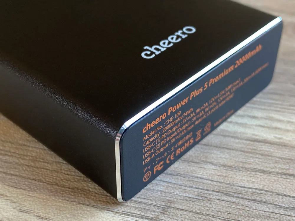 【cheero Power Plus 5 Premiumレビュー】60W高出力&20000mAh大容量バッテリーで3ポート同時充電!超高スペックなPD急速充電対応モバイルバッテリー|外観:キラリと輝くダイヤモンドカット加工がリッチ感をさらに引き立てています。