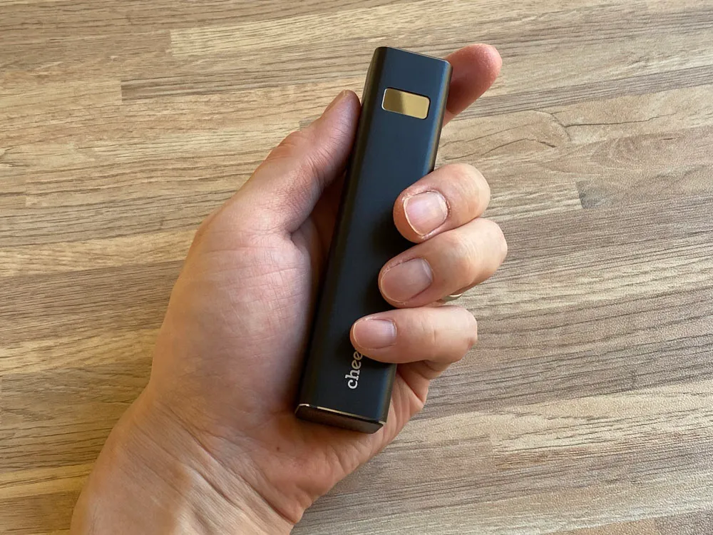 【Cheero Power Plus 5 Stickレビュー】わずか125gの超軽量小型!PD対応18W急速充電も可能で蓄電残量のデジタル表示が嬉しいUSB-Cモバイルバッテリー|外観:この小ささは手に持ってみると分かります。