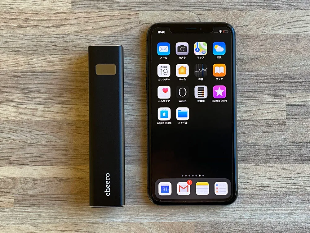 【Cheero Power Plus 5 Stickレビュー】わずか125gの超軽量小型!PD対応18W急速充電も可能で蓄電残量のデジタル表示が嬉しいUSB-Cモバイルバッテリー|外観:iPhone Xと並べても、この小ささ。