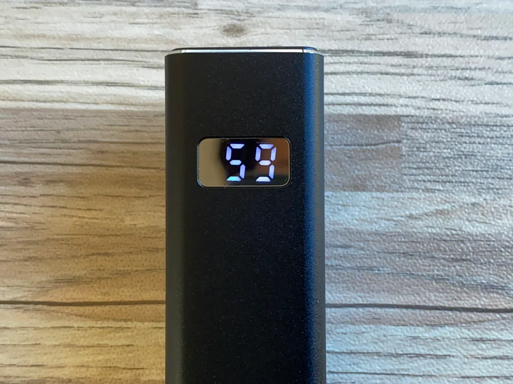 【Cheero Power Plus 5 Stickレビュー】わずか125gの超軽量小型!PD対応18W急速充電も可能で蓄電残量のデジタル表示が嬉しいUSB-Cモバイルバッテリー|外観:バッテリー残量はこのように表示されます。 かなり鮮明に表示されるので、見にくいと感じることはないでしょう。