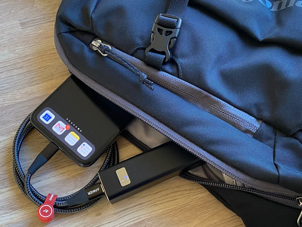 【Cheero Power Plus 5 Stickレビュー】わずか125gの超軽量小型!PD対応18W急速充電も可能で蓄電残量のデジタル表示が嬉しいUSB-Cモバイルバッテリー|使ってみて感じたこと:僕はボディバッグの中で「Power Plus 5 Stick」とPD対応充電ケーブルをセットでスタンバイさせておいて、スマホを使わないときにボディバッグの中でチャージさせる、細々チャージで活用しているんですが、そんな使い方でも急速充電の恩恵はかなり受けられます。