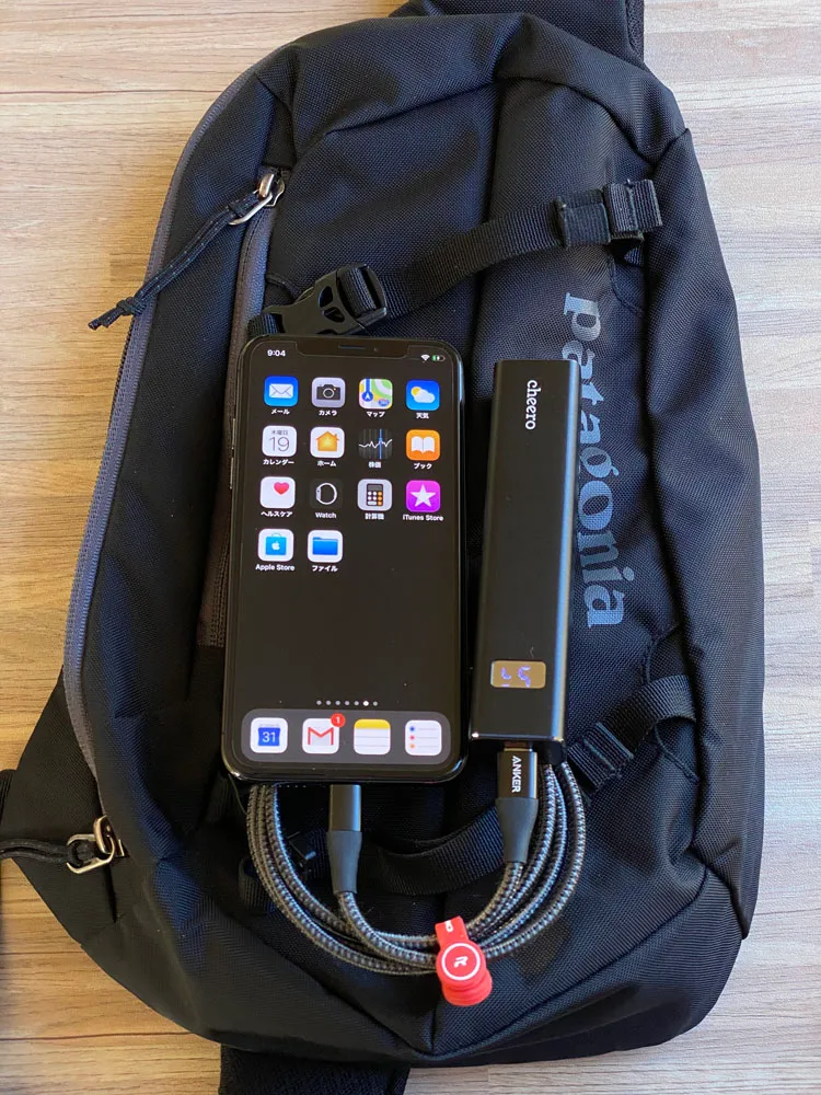 【Cheero Power Plus 5 Stickレビュー】わずか125gの超軽量小型!PD対応18W急速充電も可能で蓄電残量のデジタル表示が嬉しいUSB-Cモバイルバッテリー|使ってみて感じたこと:ボディバッグの上に乗せてみるとスッポリ収まります。 大体写真のような感じでバッテリーと充電器を入れておいて、必要に応じてスマホをバッグの中に入れてケーブルを接続して充電しています。
