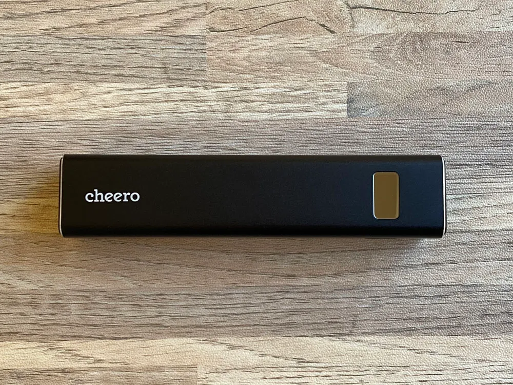 【Cheero Power Plus 5 Stickレビュー】わずか125gの超軽量小型!PD対応18W急速充電も可能で蓄電残量のデジタル表示が嬉しいUSB-Cモバイルバッテリー|外観:非常にシンプルでコンパクトな印象のCheero「Power Plus 5 Stick」。