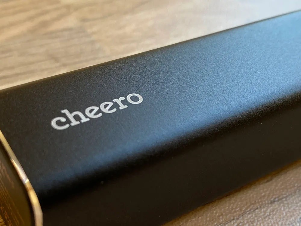 【Cheero Power Plus 5 Stickレビュー】わずか125gの超軽量小型!PD対応18W急速充電も可能で蓄電残量のデジタル表示が嬉しいUSB-Cモバイルバッテリー|外観:わずかにザラッとした本体表面がリッチな感じ。