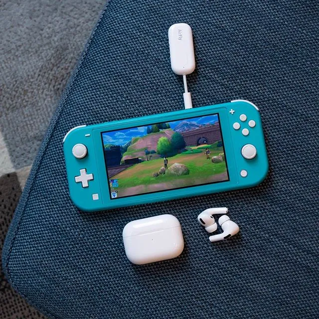 【ニンテンドースイッチにBluetoothイヤホンをつなぐガジェットまとめ】携帯モードはワイヤレスイヤホンが最高!おすすめのブルートゥース接続アイテム|Apple限定のTwelve South AirFly Pro Bluetoothトランスミッター