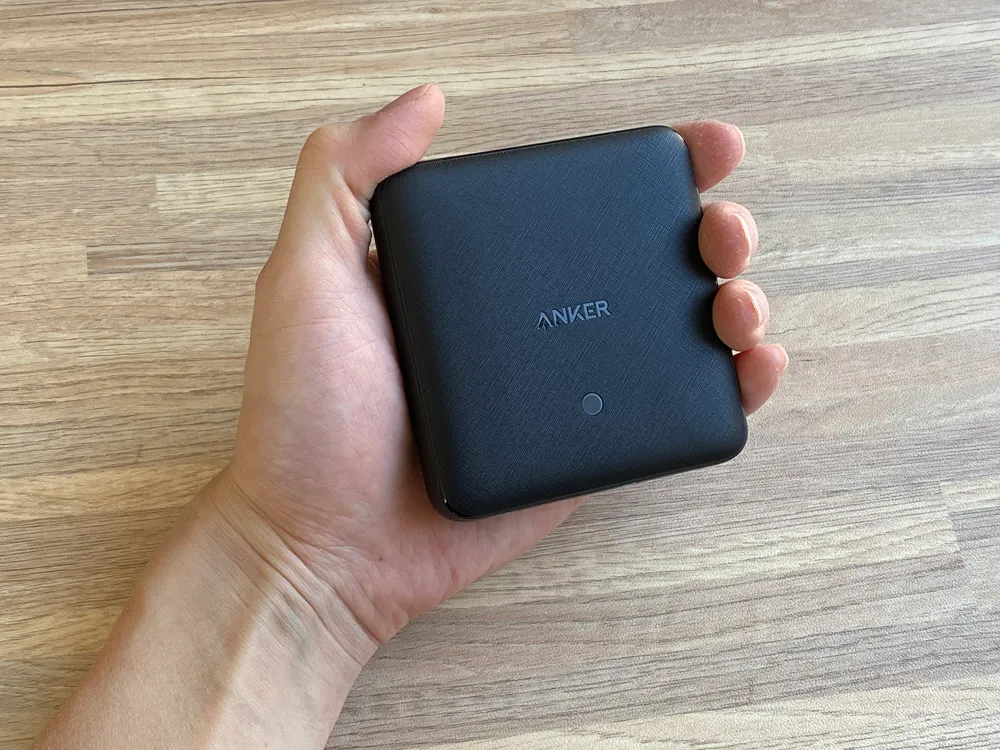 【Anker PowerPort Atom III Slim(Four Ports)レビュー】超軽量薄型のモバイル向け多ポート急速充電器!持ち運び最強の合計65W高出力を誇るPD急速充電器|外観:手のひらに乗せてみるとこんな感じで、大きさはまずまず悪くないですね。