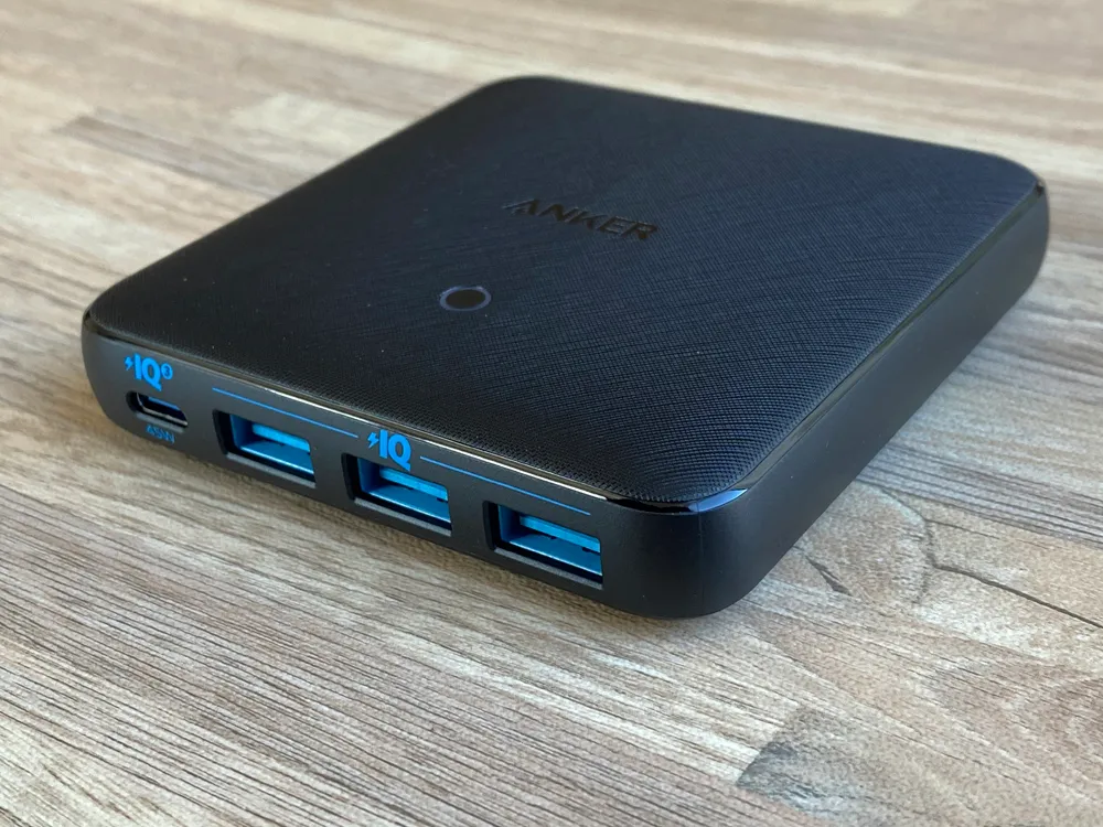 【Anker PowerPort Atom III Slim(Four Ports)レビュー】超軽量薄型のモバイル向け多ポート急速充電器!持ち運び最強の合計65W高出力を誇るPD急速充電器|外観:何よりも特筆すべきは、わずか薄さ18mmの薄さ。