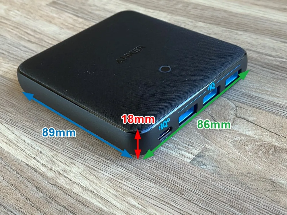 【Anker PowerPort Atom III Slim(Four Ports)レビュー】超軽量薄型のモバイル向け多ポート急速充電器!持ち運び最強の合計65W高出力を誇るPD急速充電器|外観:製品のサイズは89×86×18mmと薄さが際立ってますね。