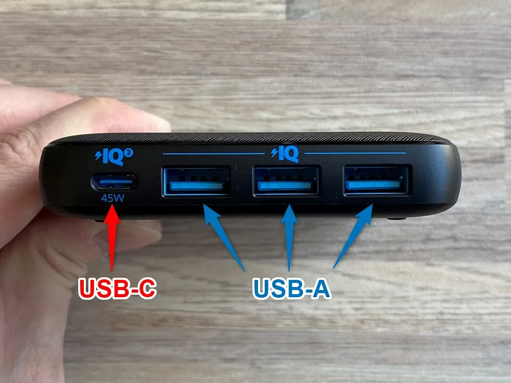 【Anker PowerPort Atom III Slim(Four Ports)レビュー】超軽量薄型のモバイル向け多ポート急速充電器!持ち運び最強の合計65W高出力を誇るPD急速充電器|外観:ポートは左端にUSB-Cポート、続いてUSB-Aポートが3つ続いています。
