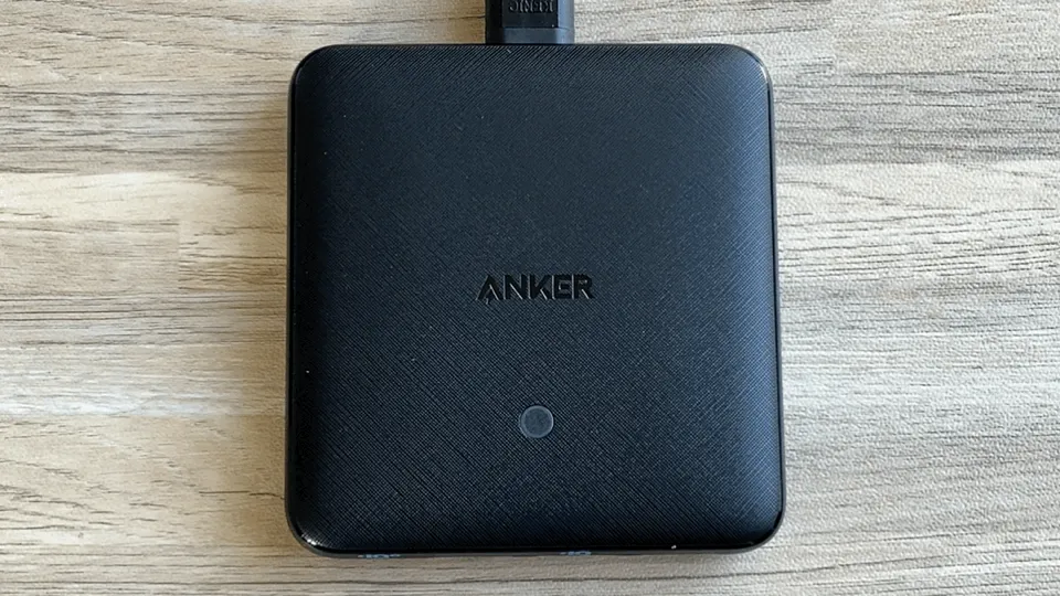 【Anker PowerPort Atom III Slim(Four Ports)レビュー】超軽量薄型のモバイル向け多ポート急速充電器!持ち運び最強の合計65W高出力を誇るPD急速充電器|外観:昨今のAnker製品を代表する加工となったメッシュ柄の加工がリッチ感際立つ、Anker「PowerPort Atom III Slim (Four Ports)」。
