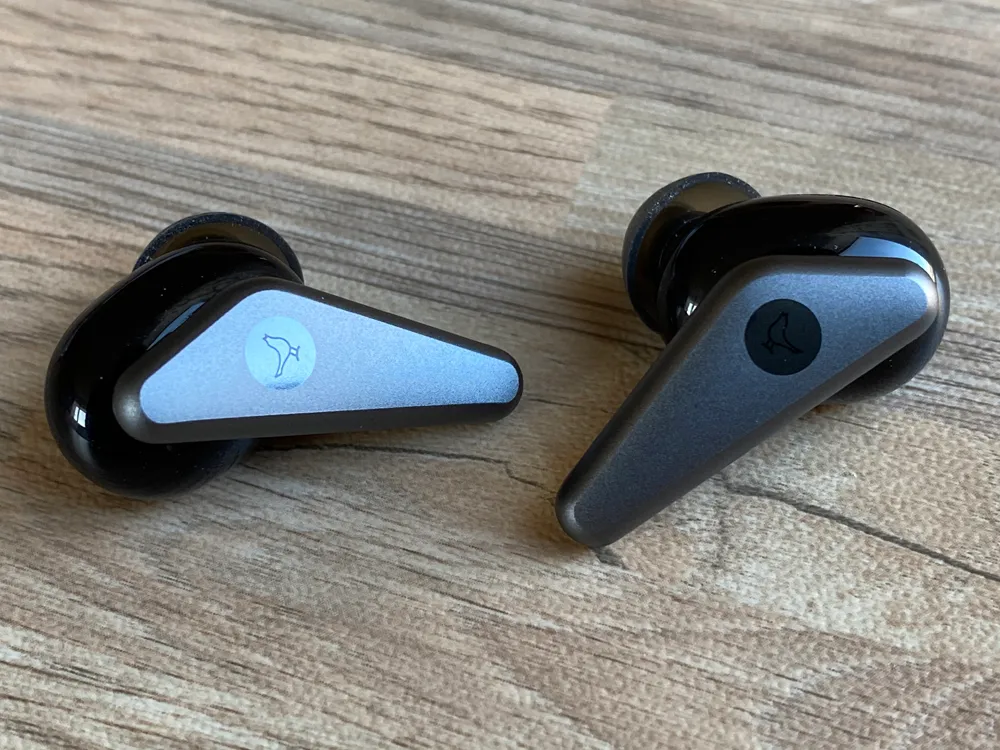 【Libratone TRACK Air+レビュー】android&iPhone対応のノイズキャンセリング完全ワイヤレス!ユニークデザインが映えるLibratone TRACK Air+まとめ|外観:国際的デザインアワード受賞の実績も納得な印象のオシャレイヤホン「TRACK Air+」。