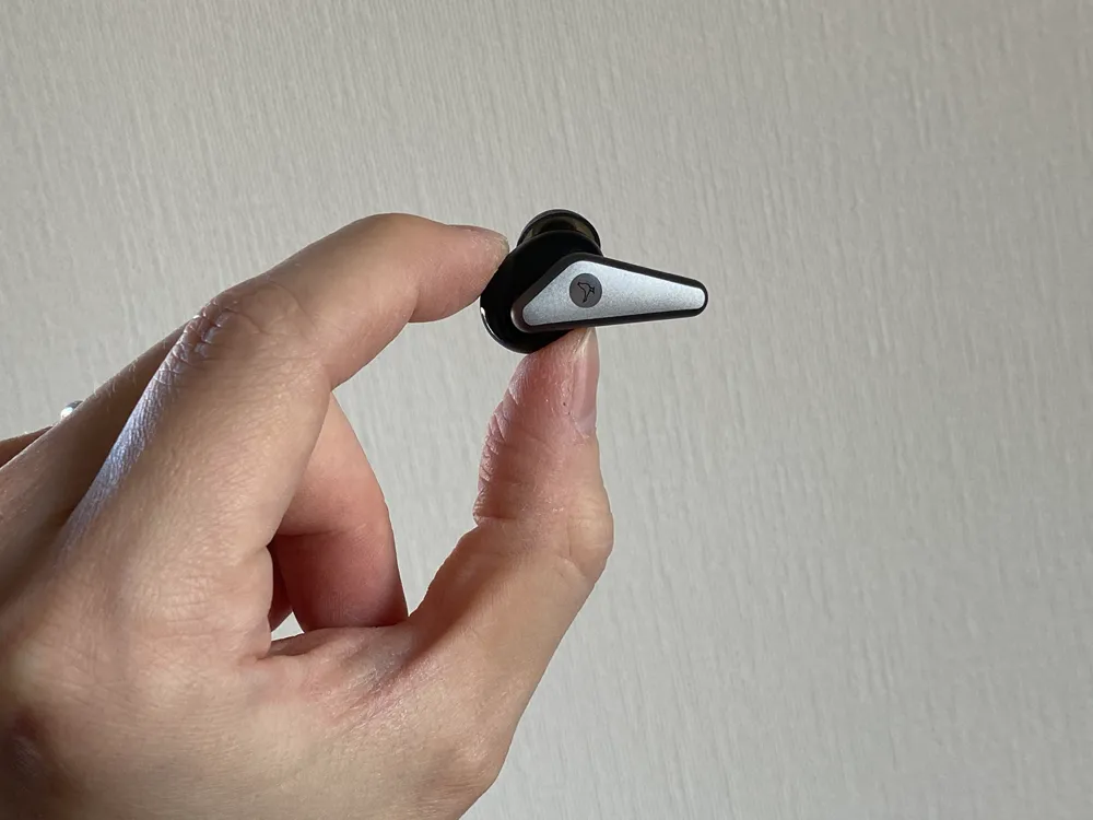 【Libratone TRACK Air+レビュー】android&iPhone対応のノイズキャンセリング完全ワイヤレス!ユニークデザインが映えるLibratone TRACK Air+まとめ|外観:摘まんでみると分かりますが、とにかくコンパクト。 デザイン効果も相まって、かなり小さく感じます。