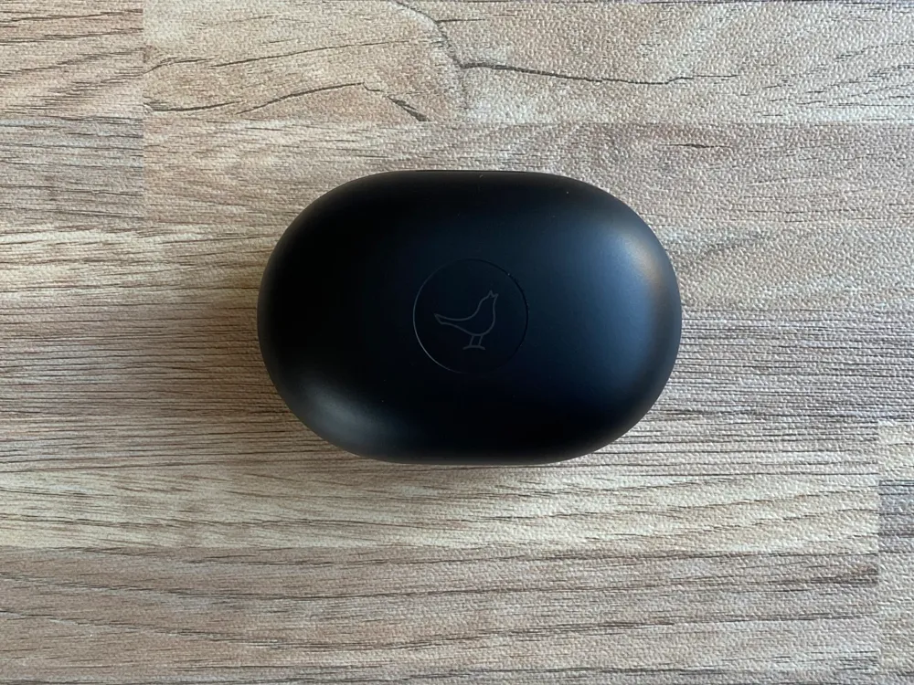 【Libratone TRACK Air+レビュー】android&iPhone対応のノイズキャンセリング完全ワイヤレス!ユニークデザインが映えるLibratone TRACK Air+まとめ|外観:充電ケースの天面には、Libratoneのロゴマークがあしらわれています。