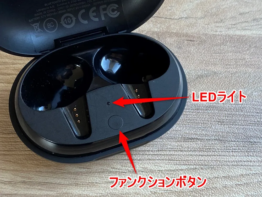 【Libratone TRACK Air+レビュー】android&iPhone対応のノイズキャンセリング完全ワイヤレス!ユニークデザインが映えるLibratone TRACK Air+まとめ|外観:内部はこんな感じ。 LEDライトが1点、その下にファンクションボタンが配されています。