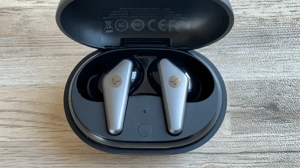 【Libratone TRACK Air+レビュー】android&iPhone対応のノイズキャンセリング完全ワイヤレス!ユニークデザインが映えるLibratone TRACK Air+まとめ|ペアリング方法(接続方法):まずはイヤホン本体を充電ケースに収めましょう。そして充電ケース中央にあるファンクションボタンをLEDライトが白く点滅するまで長押しします。