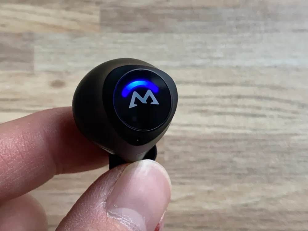 【Mpow M20レビュー】106時間再生・完全防水・AAC&APT-X対応と最強の機能性!ケースがモバイルバッテリーとして使えるユニーク系Bluetoothイヤホン|外観:ガラスコーティングの後ろ側にはLEDライトが配されていますよ。 結構しっかりと輝いてくれるので、「光ってるのか分からない・・・」なんてことにはならないでしょう。