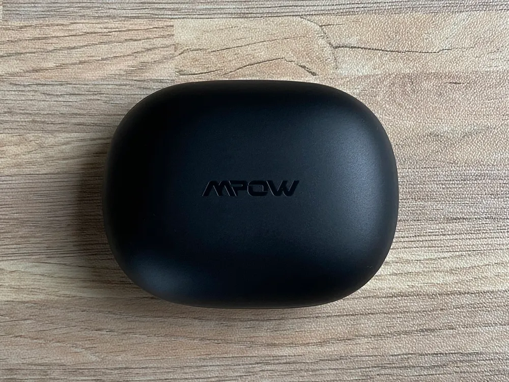 【Mpow M20レビュー】106時間再生・完全防水・AAC&APT-X対応と最強の機能性!ケースがモバイルバッテリーとして使えるユニーク系Bluetoothイヤホン|外観:充電ケースもまた落ち着いたシックなデザイン。 「Mpow」の印字がさりげなく映えます。