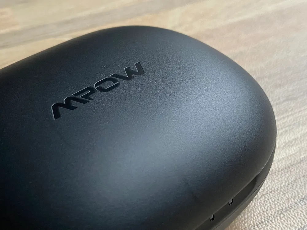 【Mpow M20レビュー】106時間再生・完全防水・AAC&APT-X対応と最強の機能性!ケースがモバイルバッテリーとして使えるユニーク系Bluetoothイヤホン|外観:「M5」に見られたフェイクレザー加工を採用せず、代わりに他社製品ではあまり見られないザラリとした独特な質感加工が施されています。