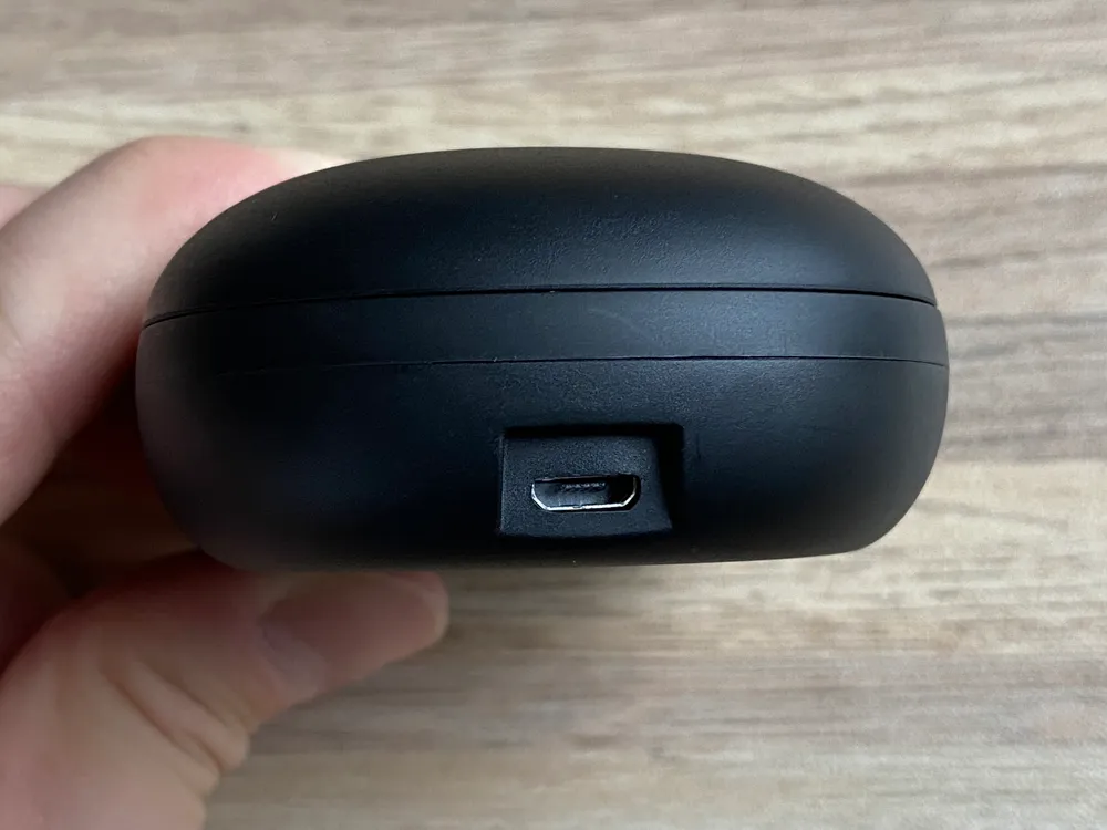 【Mpow M20レビュー】106時間再生・完全防水・AAC&APT-X対応と最強の機能性!ケースがモバイルバッテリーとして使えるユニーク系Bluetoothイヤホン|外観:ケース左側には充電用のmicro USBポート。