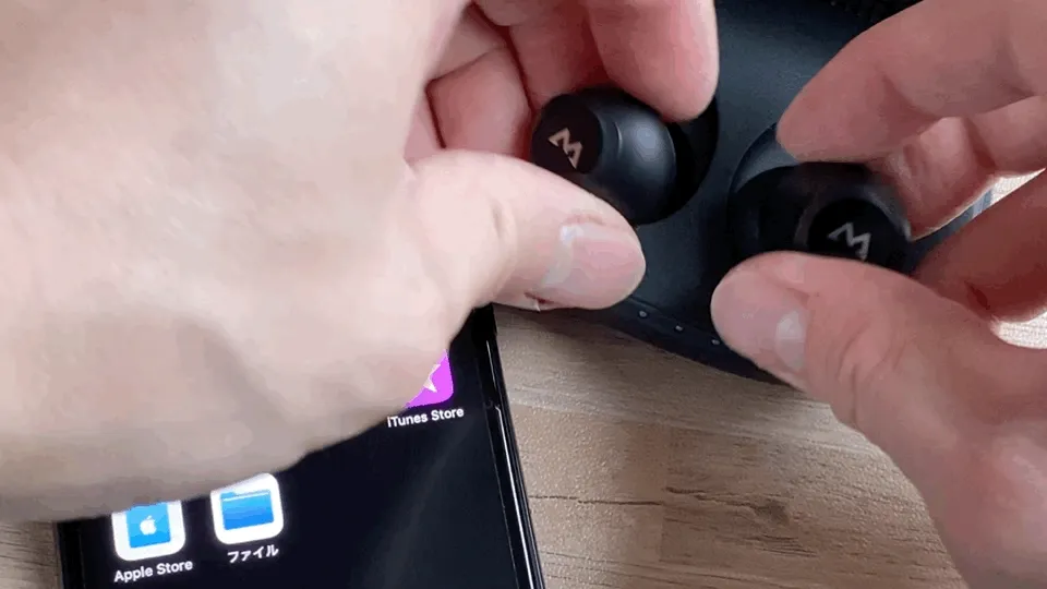 【Mpow M20レビュー】106時間再生・完全防水・AAC&APT-X対応と最強の機能性!ケースがモバイルバッテリーとして使えるユニーク系Bluetoothイヤホン|外観:タッチセンサーにもなっているハウジング前面のガラスコーティング部分は、鏡のように磨きがかけられています。