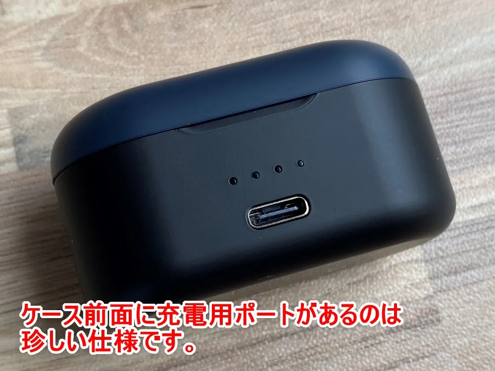 【Noble audio FALCONレビュー】“魔術師”が作ったイヤホン!?独自の高音質ドライバー搭載で10時間スタミナ再生&完全防水の高コスパ完全ワイヤレスイヤホン|外観:ケース前面にLEDインジケーターとUSB-C充電ポートが配されています。 充電ポートが前面というのは、かなり珍しいですね。