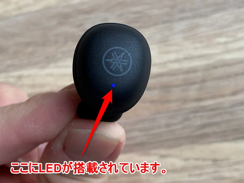 【ヤマハ 完全ワイヤレスイヤホンTW-E3Aレビュー】ヤマハ初の完全ワイヤレスイヤホン!iPhone&android対応で耳への負担軽減機能も搭載したエントリーモデル|外観:ロゴのすぐそばにはLEDが搭載されています。