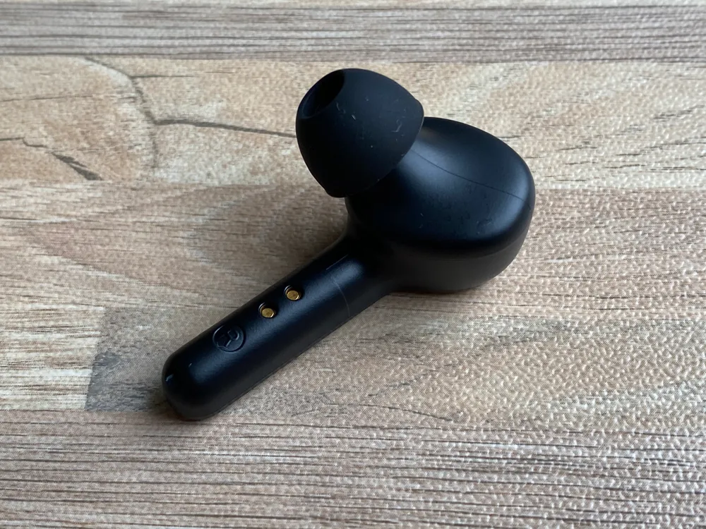 【Mpow Bluetoothイヤホン M9レビュー】三千円台前半の超高コスパBluetoothイヤホン!急速充電・完全防水など必要十分な機能を誇るMpow完全ワイヤレス|外観:ハウジング裏側はこんな感じでシンプル。 この辺りの質感はさすがに三千円感がありますね。
