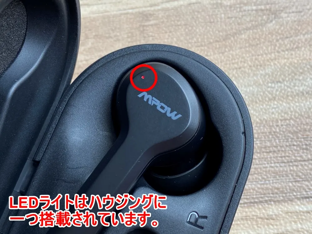 【Mpow Bluetoothイヤホン M9レビュー】三千円台前半の超高コスパBluetoothイヤホン!急速充電・完全防水など必要十分な機能を誇るMpow完全ワイヤレス|外観:LEDライトはハウジング前面の端に配されています。