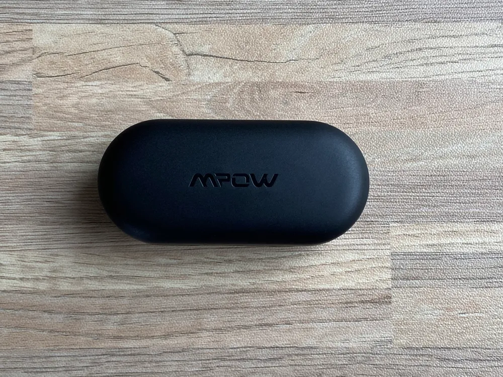 【Mpow Bluetoothイヤホン M9レビュー】三千円台前半の超高コスパBluetoothイヤホン!急速充電・完全防水など必要十分な機能を誇るMpow完全ワイヤレス|外観:充電ケースもイヤホン本体同様にシンプル。