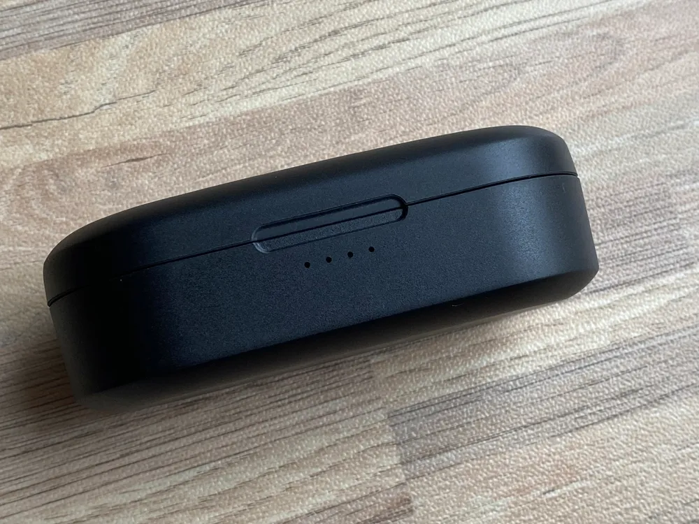 【Mpow Bluetoothイヤホン M9レビュー】三千円台前半の超高コスパBluetoothイヤホン!急速充電・完全防水など必要十分な機能を誇るMpow完全ワイヤレス|外観:前面に4点式のLEDインジケーターが搭載されています。