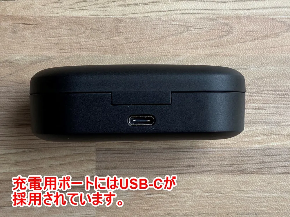 【Mpow Bluetoothイヤホン M9レビュー】三千円台前半の超高コスパBluetoothイヤホン!急速充電・完全防水など必要十分な機能を誇るMpow完全ワイヤレス|外観:ケース背部には充電用USB-Cポート。