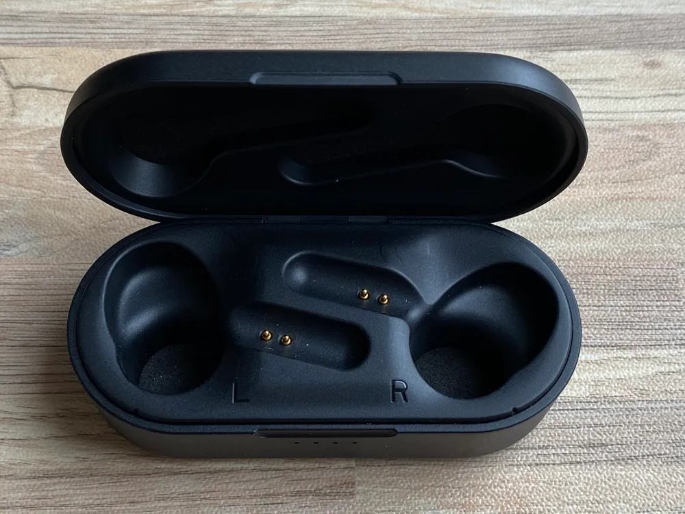 【Mpow Bluetoothイヤホン M9レビュー】三千円台前半の超高コスパBluetoothイヤホン!急速充電・完全防水など必要十分な機能を誇るMpow完全ワイヤレス|外観:ケース内部はこんな感じ。