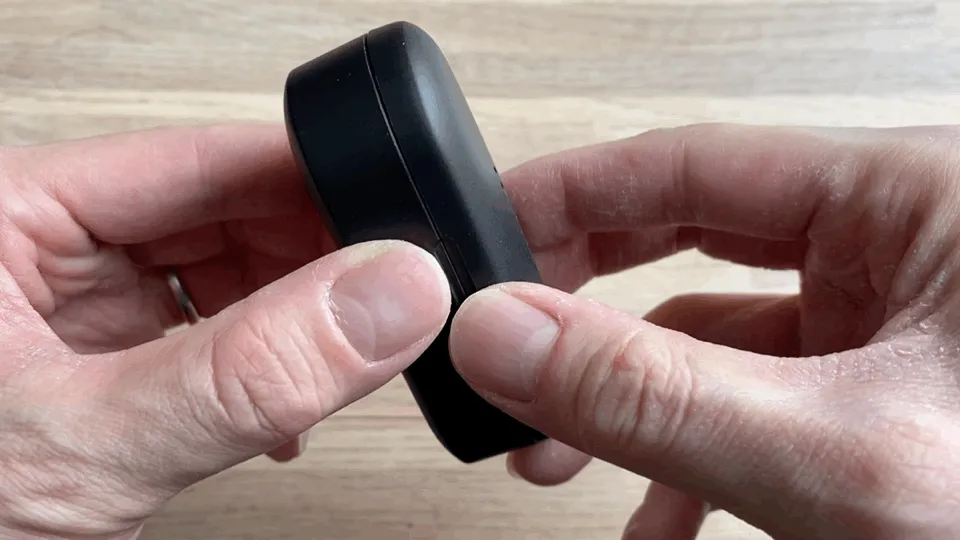 【Mpow Bluetoothイヤホン M9レビュー】三千円台前半の超高コスパBluetoothイヤホン!急速充電・完全防水など必要十分な機能を誇るMpow完全ワイヤレス|外観:触れてみると意外な無骨感が感じられて、男気あふれる印象のMpow「M9」。