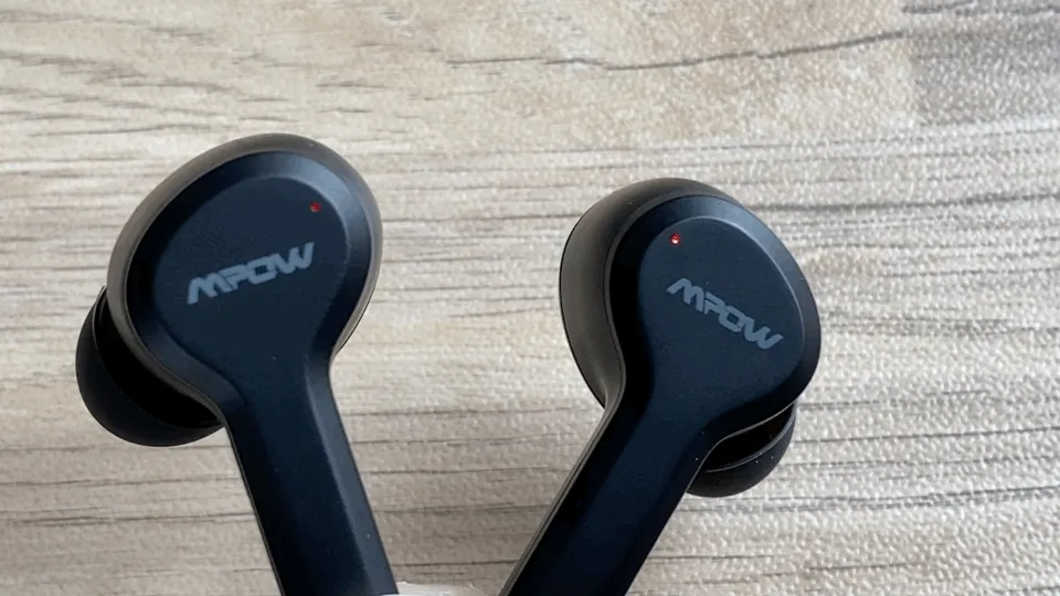 【Mpow Bluetoothイヤホン M9レビュー】三千円台前半の超高コスパBluetoothイヤホン!急速充電・完全防水など必要十分な機能を誇るMpow完全ワイヤレス|外観:僕の中で勝手に”Mpowのお家芸”と称してますが、ハウジング細部のデザインが秀逸。 特にハウジング前面に施された面取り加工によって、存在感やリッチ感が格段に増しています。