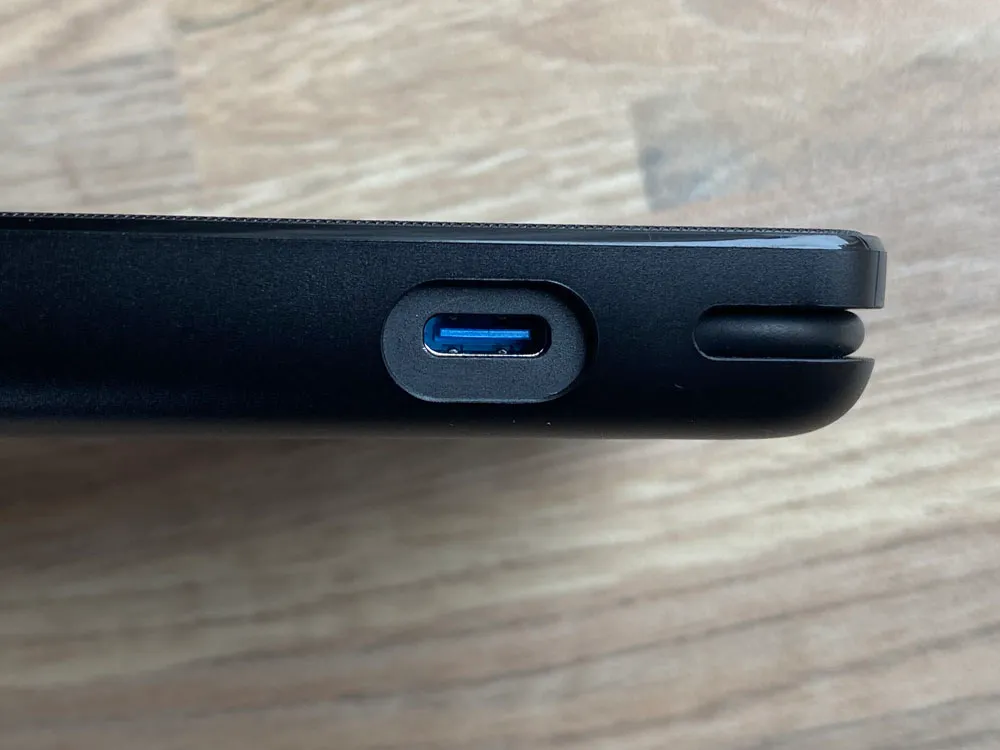 【Anker PowerCore+ 10000 with built-in USB-C Cableレビュー】USB-Cケーブル内蔵&PD急速充電対応!充電ケーブル要らずのモバイルバッテリー|外観:バッテリー本体充電用のUSB-Cポートは、LEDインジケーターボタンとは対称に位置しています。