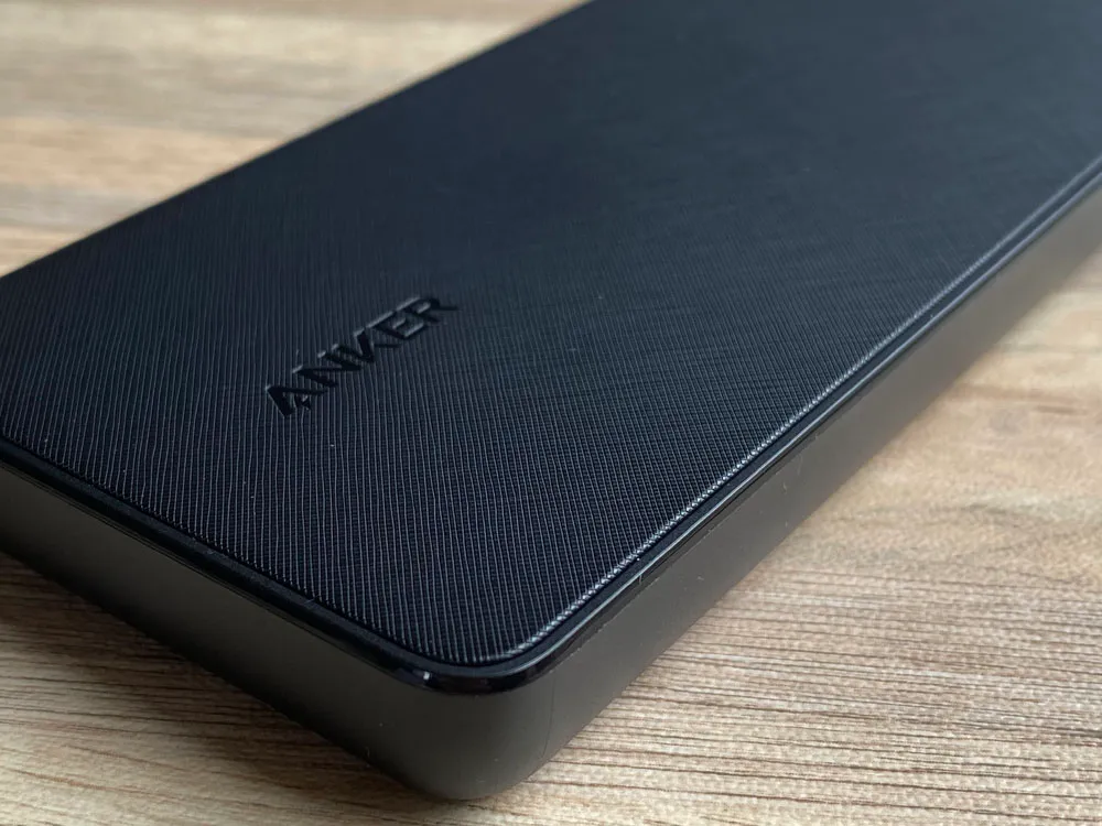 【Anker PowerCore+ 10000 with built-in USB-C Cableレビュー】USB-Cケーブル内蔵&PD急速充電対応!充電ケーブル要らずのモバイルバッテリー|外観:表面の美しさもさることながら、本体角の面取り加工もキレイに施されているので、とても持ちやすい印象を受けます。