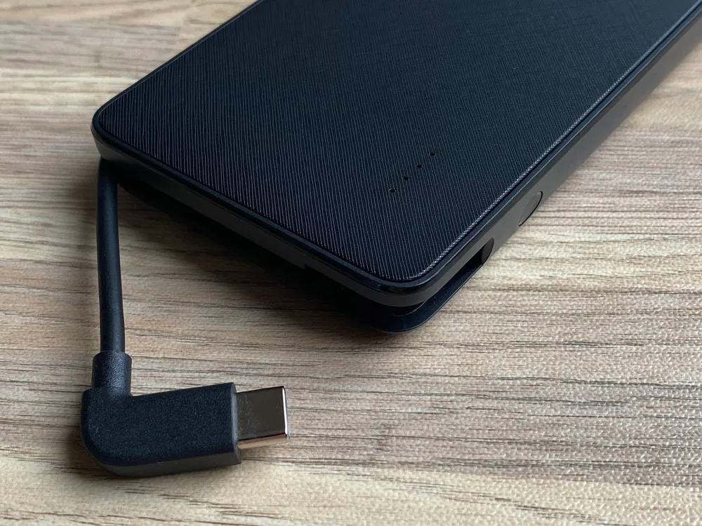 【Anker PowerCore+ 10000 with built-in USB-C Cableレビュー】USB-Cケーブル内蔵&PD急速充電対応!充電ケーブル要らずのモバイルバッテリー|外観:今回の目玉機能である本体に内蔵された充電ケーブルは、LEDインジケーターボタンの横に搭載されています。