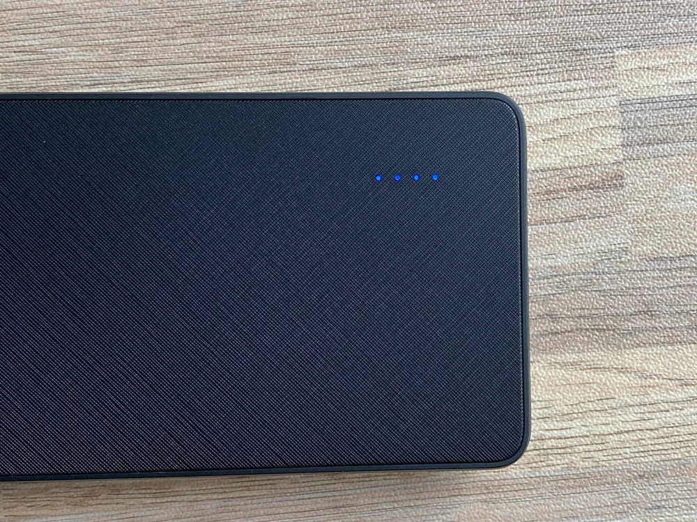 【Anker PowerCore+ 10000 with built-in USB-C Cableレビュー】USB-Cケーブル内蔵&PD急速充電対応!充電ケーブル要らずのモバイルバッテリー|外観:LEDインジケーターは4点式が採用されています。