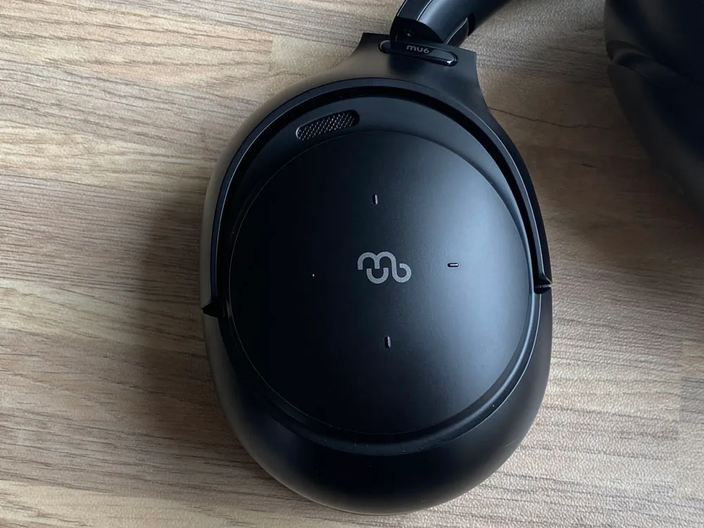 【Mu6 Space2レビュー】Makuake価格16,200円~の衝撃コスパ!!ハイエンド機に迫るノイズキャンセリング搭載のBluetoothヘッドホン|外観:オーディオの操作は右ハウジングに搭載されたタッチセンサーパネルで行います。