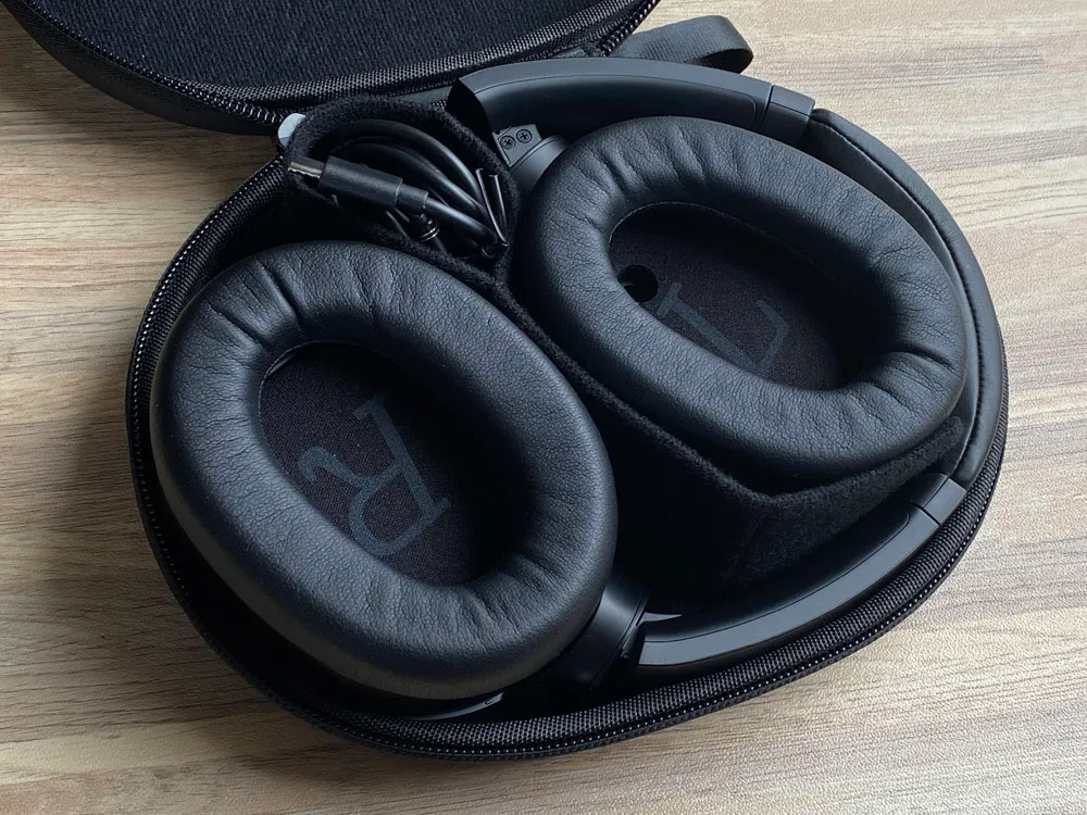 【Mu6 Space2レビュー】Makuake価格16,200円~の衝撃コスパ!!ハイエンド機に迫るノイズキャンセリング搭載のBluetoothヘッドホン|外観:付属のキャリングケースに収めると、こんな感じ。 充電ケースやオーディオケーブルも一緒に収納可能です。