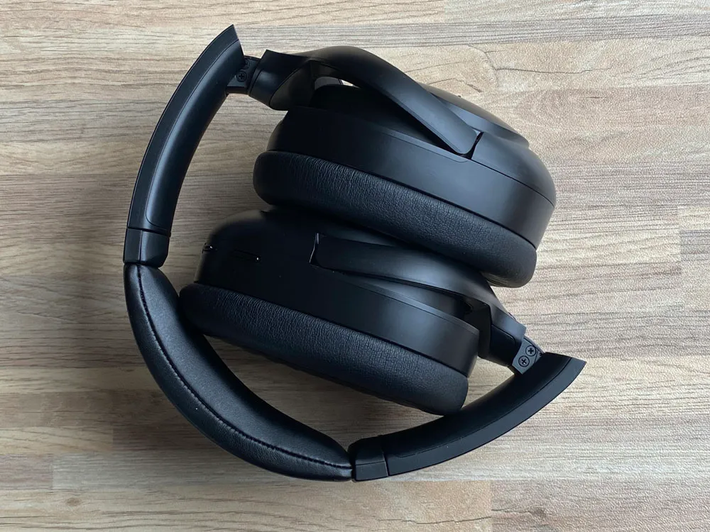 【Mu6 Space2レビュー】Makuake価格16,200円~の衝撃コスパ!!ハイエンド機に迫るノイズキャンセリング搭載のBluetoothヘッドホン|外観:キャリングケースを使わなくても、「Space2」はかなりコンパクトに畳めるのでカバンにも比較的スッと入れられるはず。
