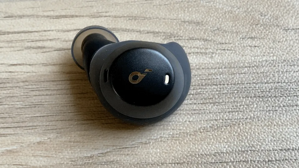 【Anker Soundcore Spirit Dot 2レビュー】スポーツ向けワイヤレスイヤホンの最適解!?完全防水で最大5.5時間連続再生&急速充電可能な完全ワイヤレスイヤホン|外観:ゴールドに輝くSoundcoreのロゴがオシャレ。 ちなみにロゴが刻印された部分がタッチセンサーになっています。