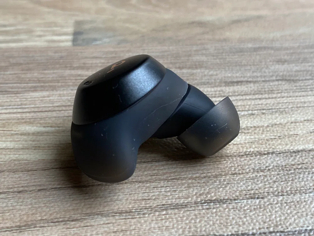【Anker Soundcore Spirit Dot 2レビュー】スポーツ向けワイヤレスイヤホンの最適解!?完全防水で最大5.5時間連続再生&急速充電可能な完全ワイヤレスイヤホン|外観:フィット感に貢献するイヤーウィングのグレーが本体のブラックとのコントラストを生んでいて、単調な印象は受けません。