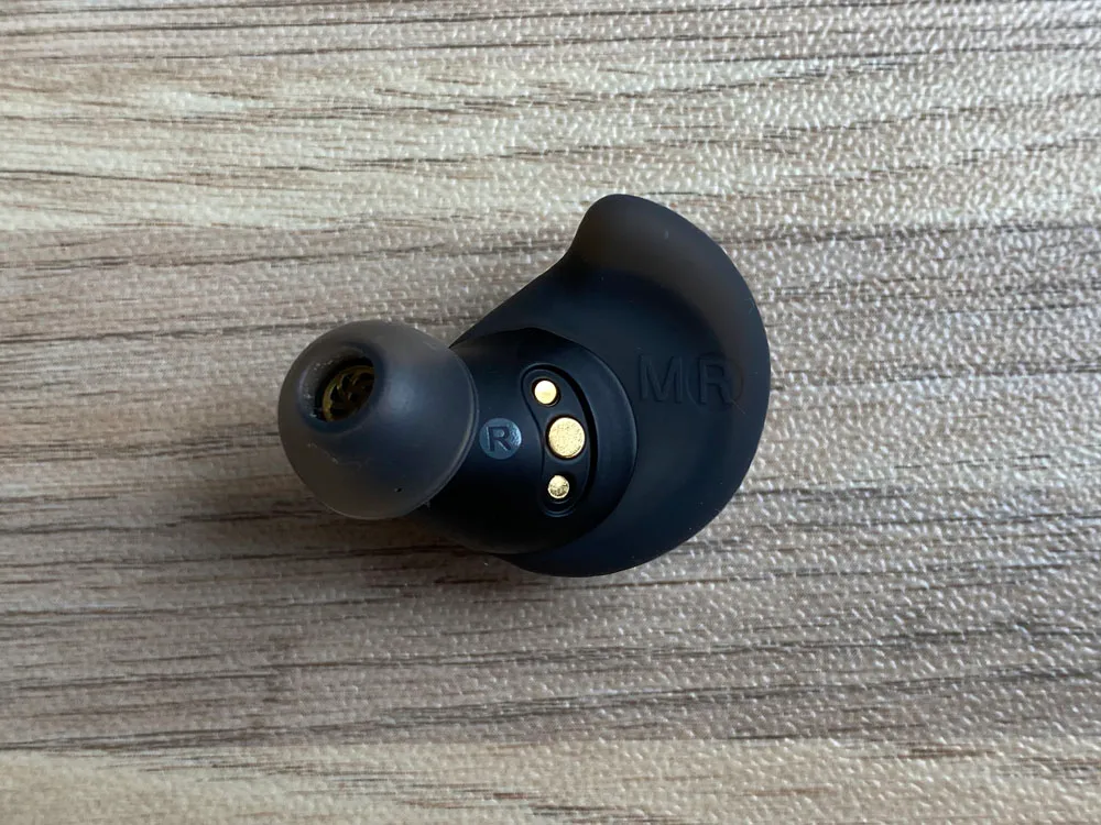 【Anker Soundcore Spirit Dot 2レビュー】スポーツ向けワイヤレスイヤホンの最適解!?完全防水で最大5.5時間連続再生&急速充電可能な完全ワイヤレスイヤホン|外観:ハウジングの後ろから見ると、このような感じ。 左右が一目で分かるように左右の刻印もあります。