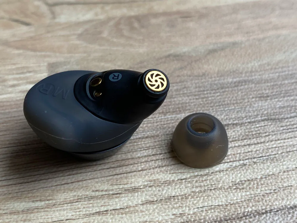 【Anker Soundcore Spirit Dot 2レビュー】スポーツ向けワイヤレスイヤホンの最適解!?完全防水で最大5.5時間連続再生&急速充電可能な完全ワイヤレスイヤホン|外観:ニッチなポイントですが、イヤーピースを外すと垣間見える金属パーツが取り付けられたノズル先端部分が萌えます。