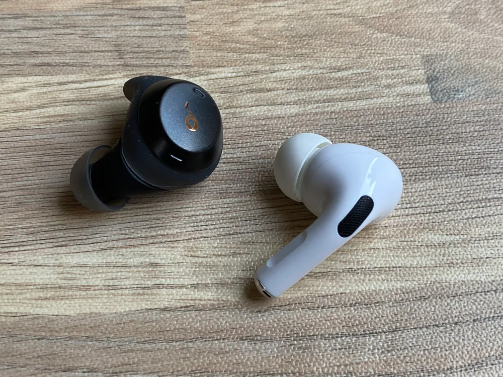 【Anker Soundcore Spirit Dot 2レビュー】スポーツ向けワイヤレスイヤホンの最適解!?完全防水で最大5.5時間連続再生&急速充電可能な完全ワイヤレスイヤホン|外観:AirPods Proと並べても遜色のないミニマムさ。
