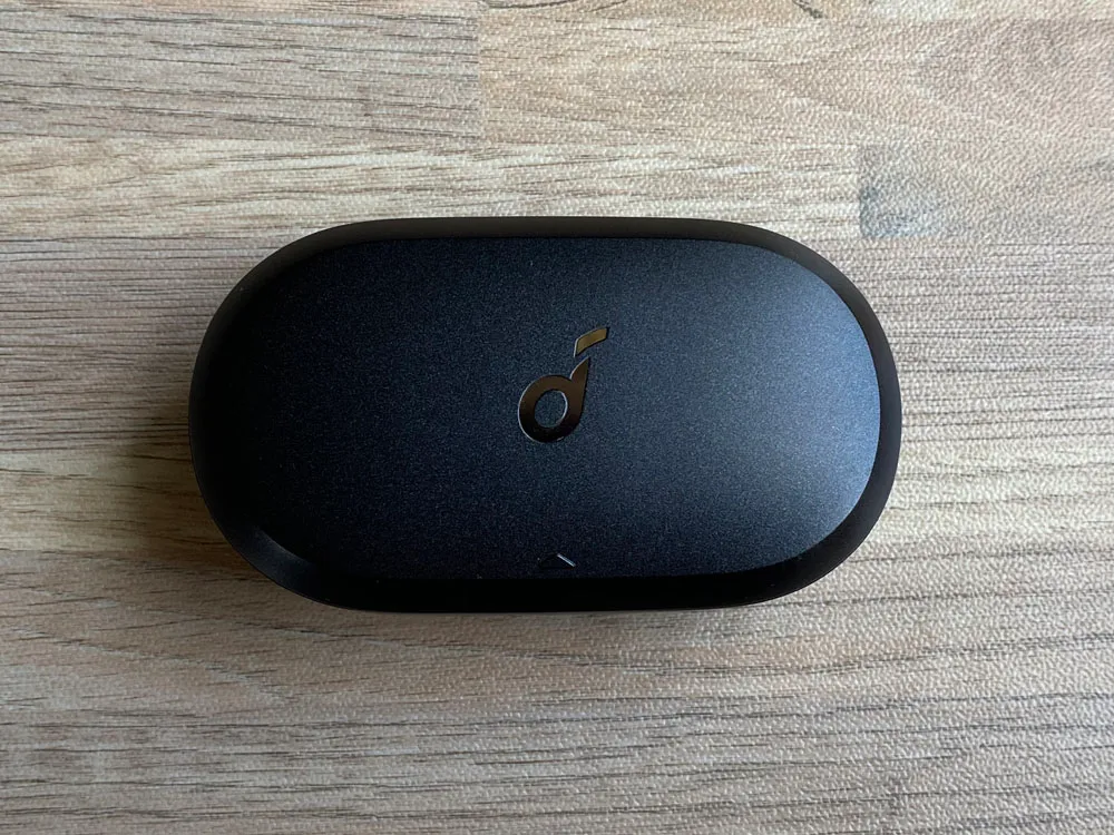 【Anker Soundcore Spirit Dot 2レビュー】スポーツ向けワイヤレスイヤホンの最適解!?完全防水で最大5.5時間連続再生&急速充電可能な完全ワイヤレスイヤホン|外観:キラリと輝くロゴはオシャレ感ありますが、一見すると何の変哲もない充電ケース。