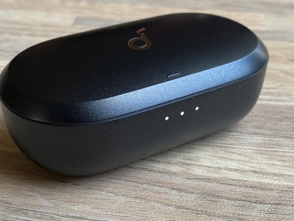 【Anker Soundcore Spirit Dot 2レビュー】スポーツ向けワイヤレスイヤホンの最適解!?完全防水で最大5.5時間連続再生&急速充電可能な完全ワイヤレスイヤホン|外観:LEDインジケーターは、ケース前面に配されています。 相変わらずAnkerのLEDは発色が良くて見やすいです。